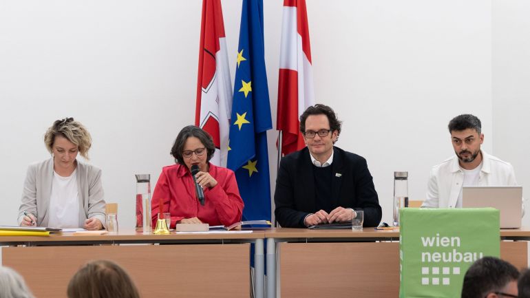 copyright: Copyright © 2021 HW. All rights reserved. Bezirksvorsteher Markus Reiter in der Bezirksvorstehungssitzung