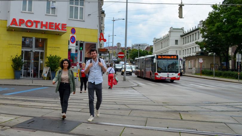 copyright: BV 9 Eine Frau und ein Mann überqueren eine Straßenkreuzung