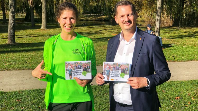 Spartathlon-Siegerin Diana Dzaviza und Berzirksvorsteher Marcus Franz