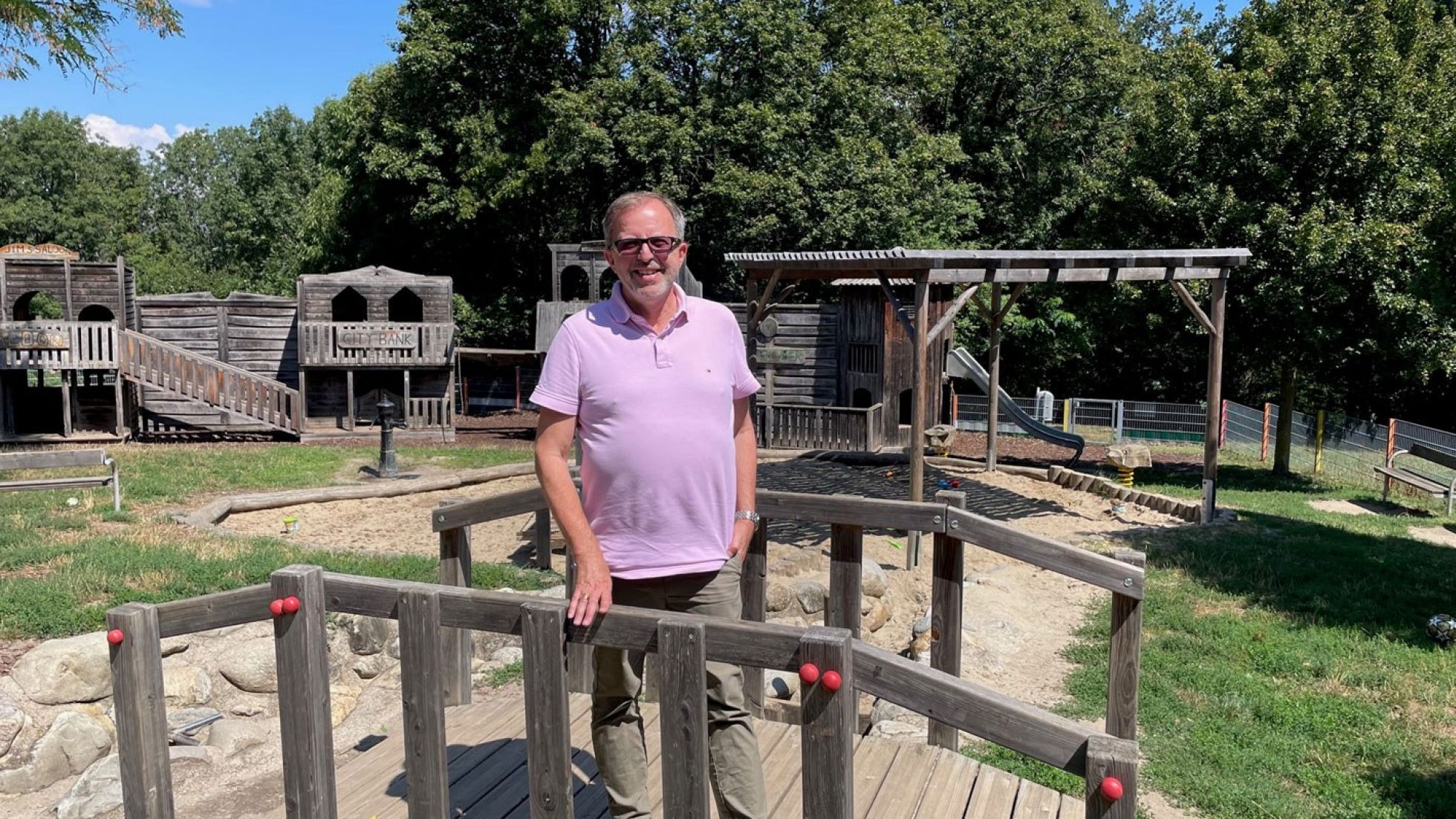 Bezirksvorsteher Nikolaus Ebert steht auf einem Kinderspielplatz