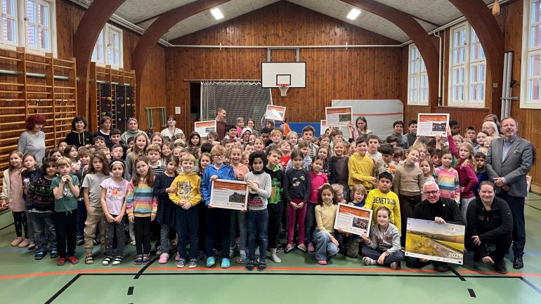 Gruppenfoto mit vielen Schüler*innen im Turnsaal