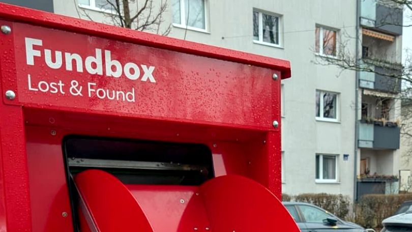 copyright: BV Hietzing Rote Fundbox mit offener Klappe.