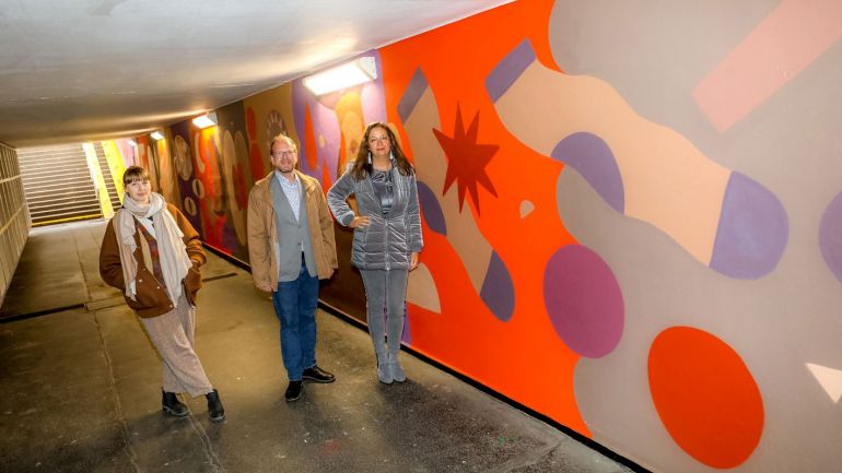Frau Isa, Dietmar Baurecht und Ulli Sima stehen in einer Unterführung mit bunt bemalten Wänden