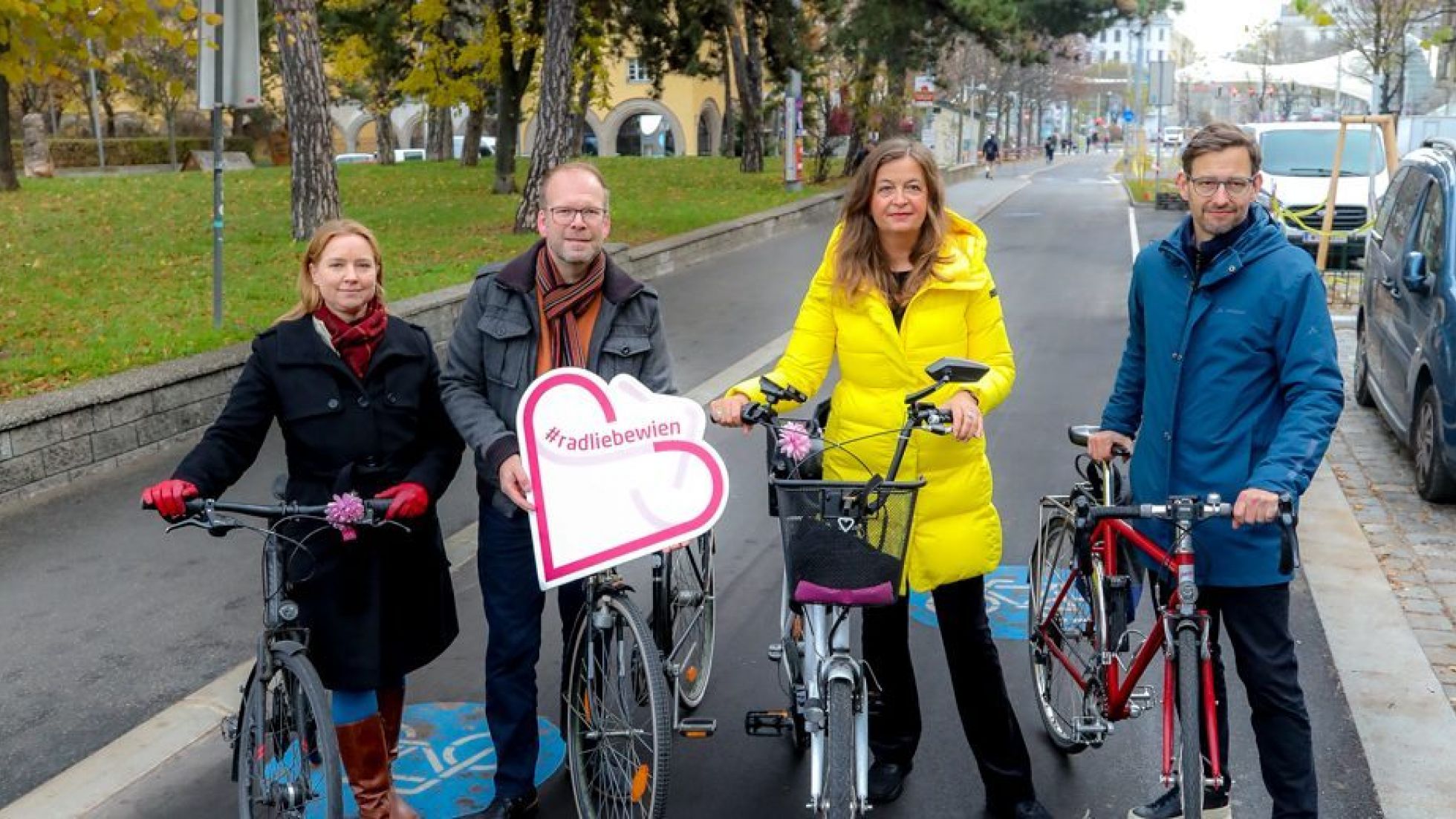 NEOS Wien Mobilitätssprecherin Angelika Pipal-Leixner,  Bezirksvorsteher Dietmar Baurecht, Mobilitätsstadträtin Ulli Sima und Radbeauftragter Martin Blum posieren mit Fahrrädern auf dem neuen Radweg