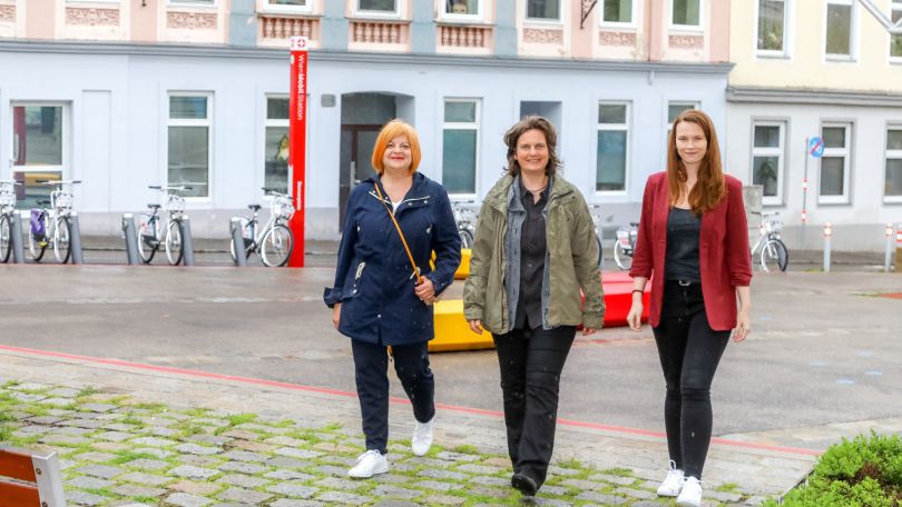 copyright: Mobilitätsagentur/Christian Fürthner Bezirksrätin Elisabeth Mössmer-Cattalini, Vorsitzende der Bezirksentwicklungskommission, Petra Jens, Beauftragte für Fußverkehr in der Mobilitätsagentur und Alice Seidl, stellvertretende Bezirksvorsteherin