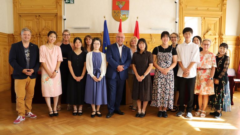 Eine Gruppe von japanischen Gästen beim Bezirksvorsteher