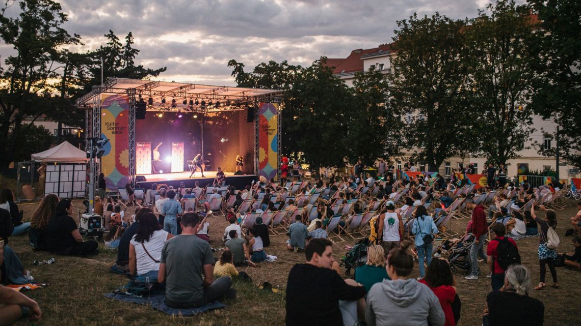 Publikum bei einem Freiluft-Konzert im Park