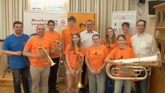 MV Leopoldau; Mitglieder der Blasmusik in orangefarbenen T-Shirts