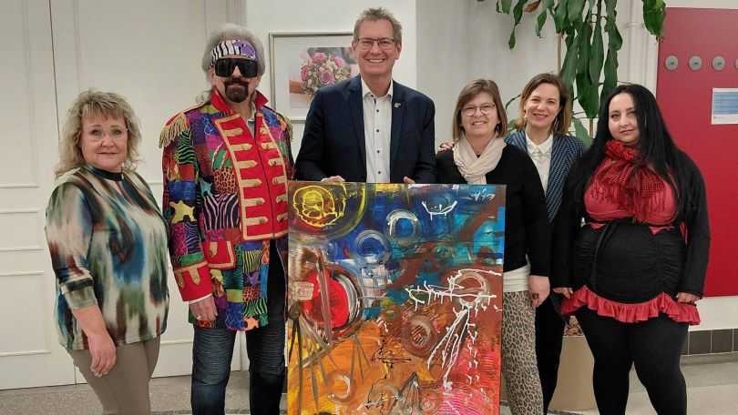 copyright: BV 21 Bezirksvorsteher und Künstler*innen halten gemeinsames Kunstwerk