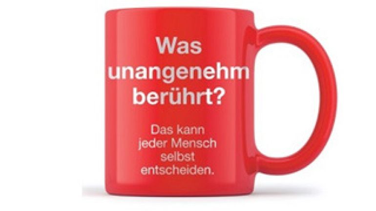 copyright: Erdgeschoss/GBB Rote Tasse mit Aufschrift