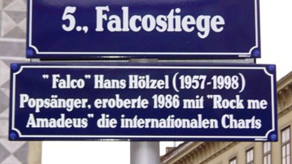 copyright: Sandra Oesterle Schild mit Text "Falcostiege, Falco Hans Hölzel, Popsänger"
