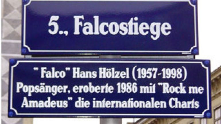 copyright: Sandra Oesterle Straßenschild mit Aufschrift "Falcostiege"