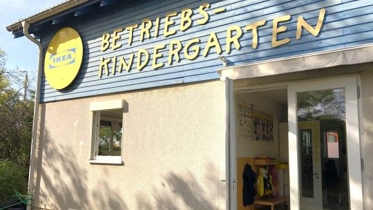 Außenbereich Gebäude Eingang Betriebskindergarten IKEA 1220_Breitenleer Straße 103