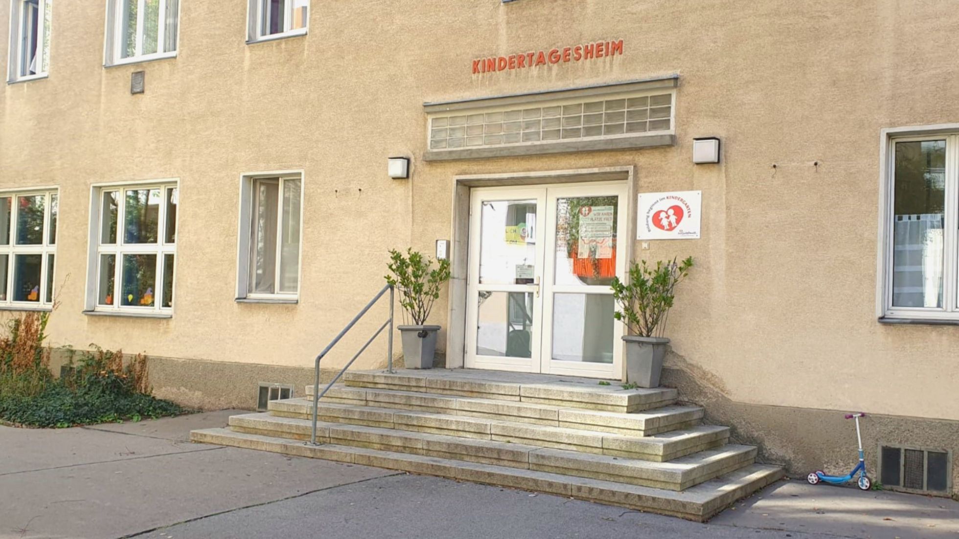 Außenbereich Gebäude Eingang Kindergarten Dommesgasse 1-7/5