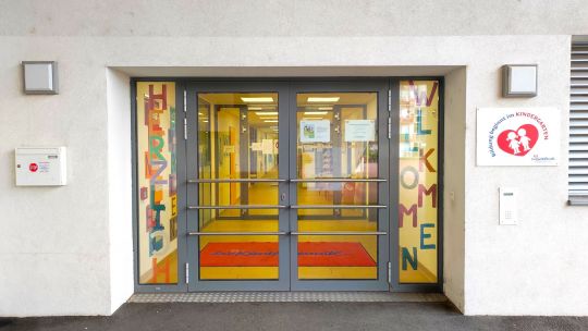 Außenbereich Eingang Kindergarten 1110_Mautner Markhofgasse 58