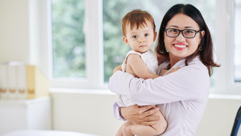 copyright: Adobe Stock, Stadt Wien - Kinder- und Jugendhilfe Mutter hält 2-jährigen Sohn auf dem Arm und lächelt
