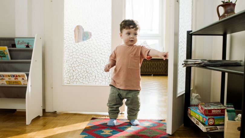 copyright: Stadt Wien / Nikolett Kustos Kleiner Junge sitzt im Kinderzimmer auf Hocker