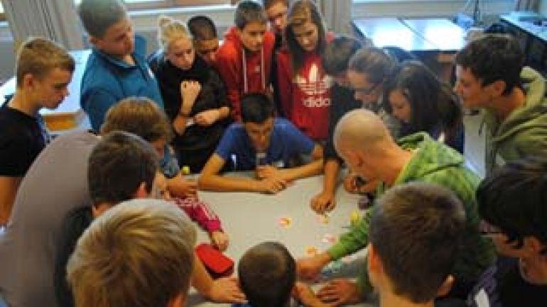 copyright: Verein Wiener Jugendzentren Mehrere Jugendliche um einen Tisch bersammelt.