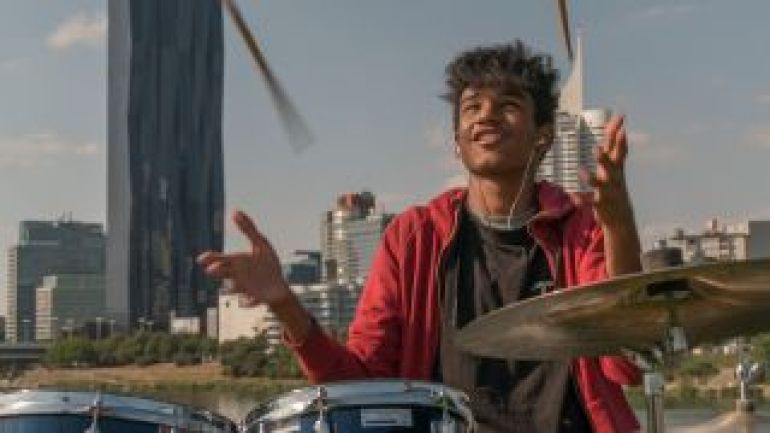 copyright: Reinhard Mayr Schüler mit Schlagzeug