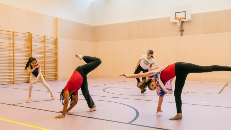 copyright: Klaus Pichler Kinder tanzen im Turnsaal