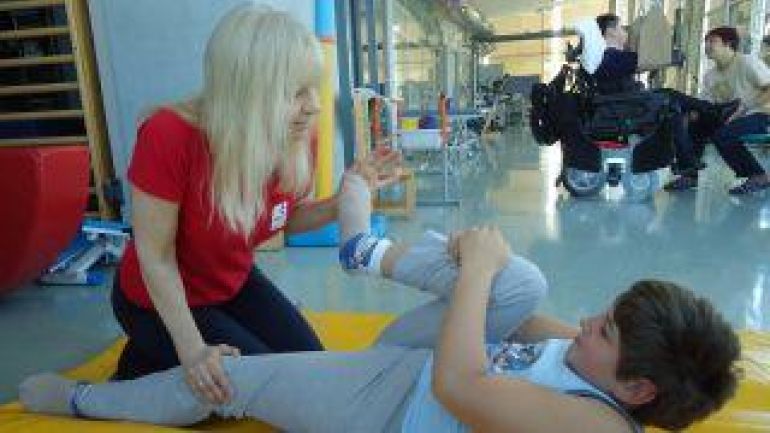 copyright: MA 15 Beinübung einer Therapeutin mit ihrem Schüler