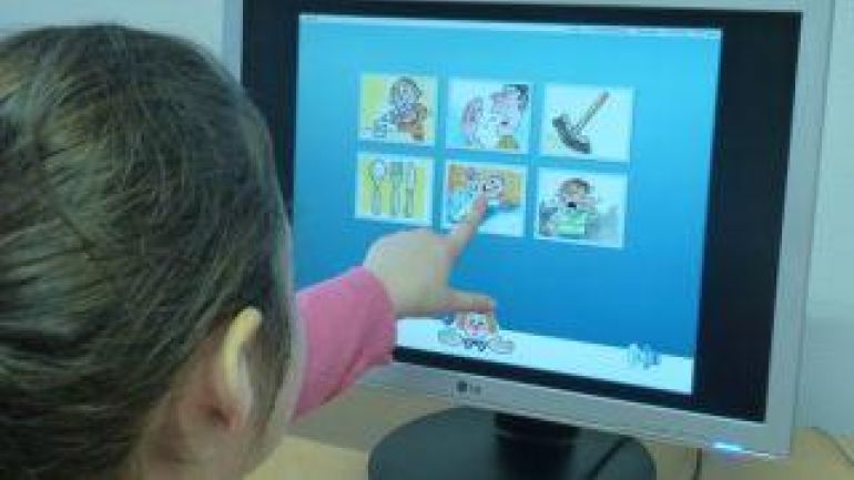 copyright: MA 15 Mädchen bei einer Übung am Computer