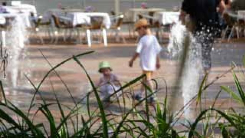 copyright: MA 18, Jedelsky Kinder spielen mit dem Wasserspiel auf einem urbanen Platz im Sommer