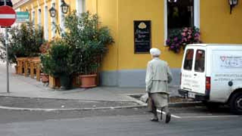 copyright: MA 18, Jedelsky Ältere Dame mit Gehstock überquert eine Straße