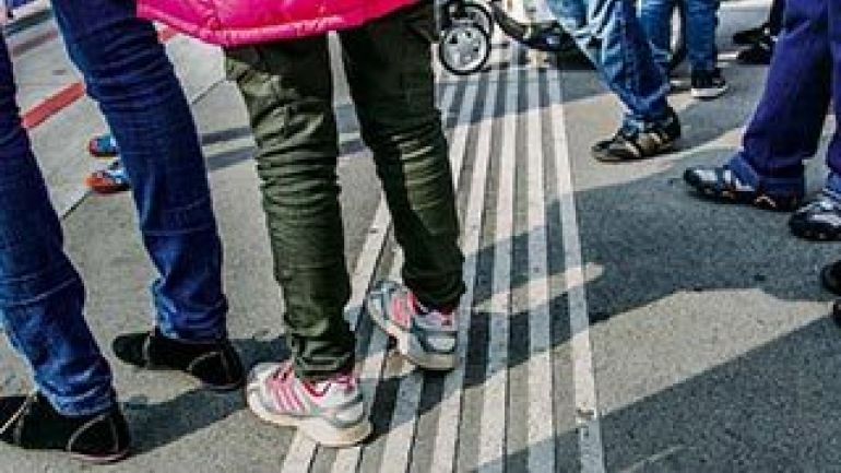 copyright: Fürthner Blindeleitsystem im öffentlichen Raum: Weiße erhabene Linien am Boden.