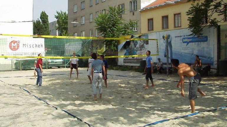 copyright: MA 18 Jugendliche spielen Volleyball