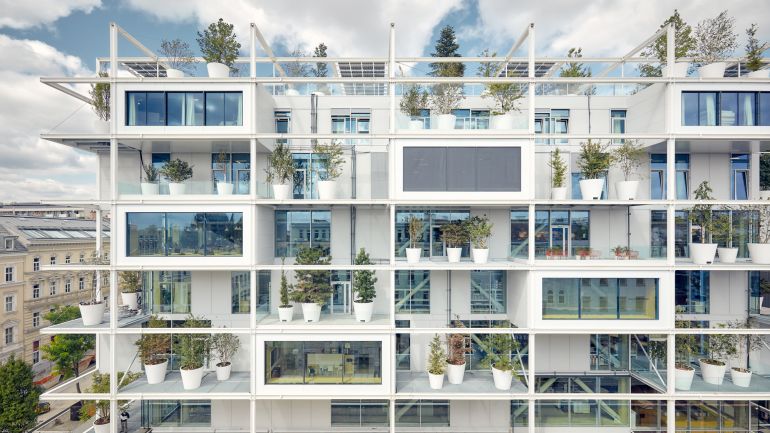 Moderner Neubau mit großen Terrassen