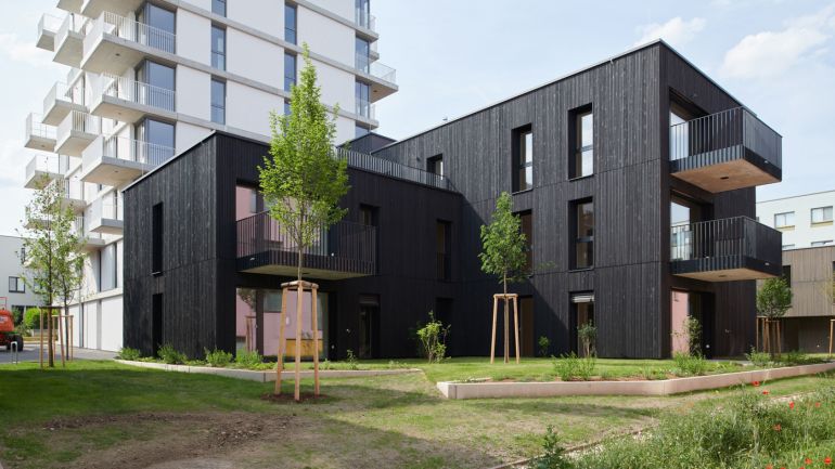 copyright: Lukas Schaller Schwarzer, zweistöckiger Wohnbau