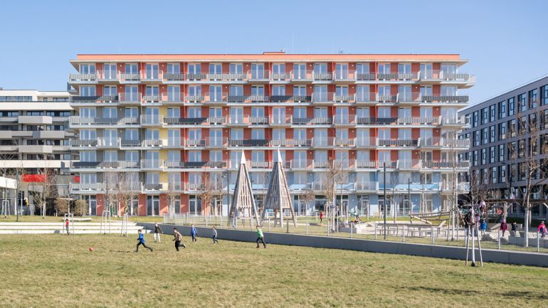 copyright: Luiza Puiu Großer moderner Neubau