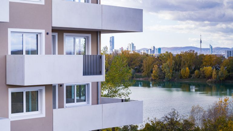 copyright: GERNER GERNER PLUS./Matthias Raiger Moderner Neubau, Balkone und Fenster