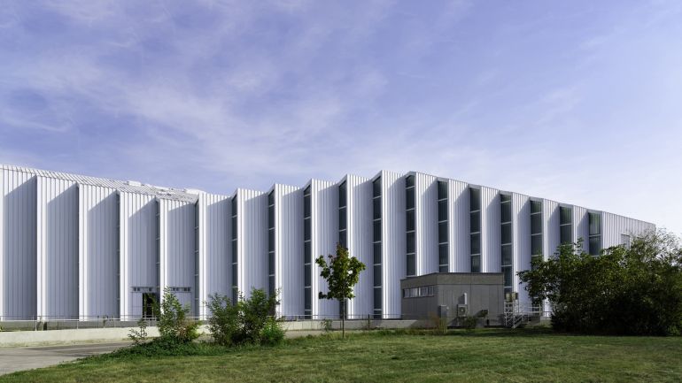 copyright: smartvoll architekten/Dimitar Gamizov Halle mit abgestuften Elementen