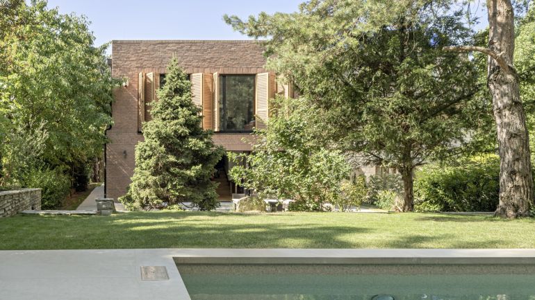 copyright: Hertha Hurnaus Einstöckiges, viereckiges Ziegelhaus