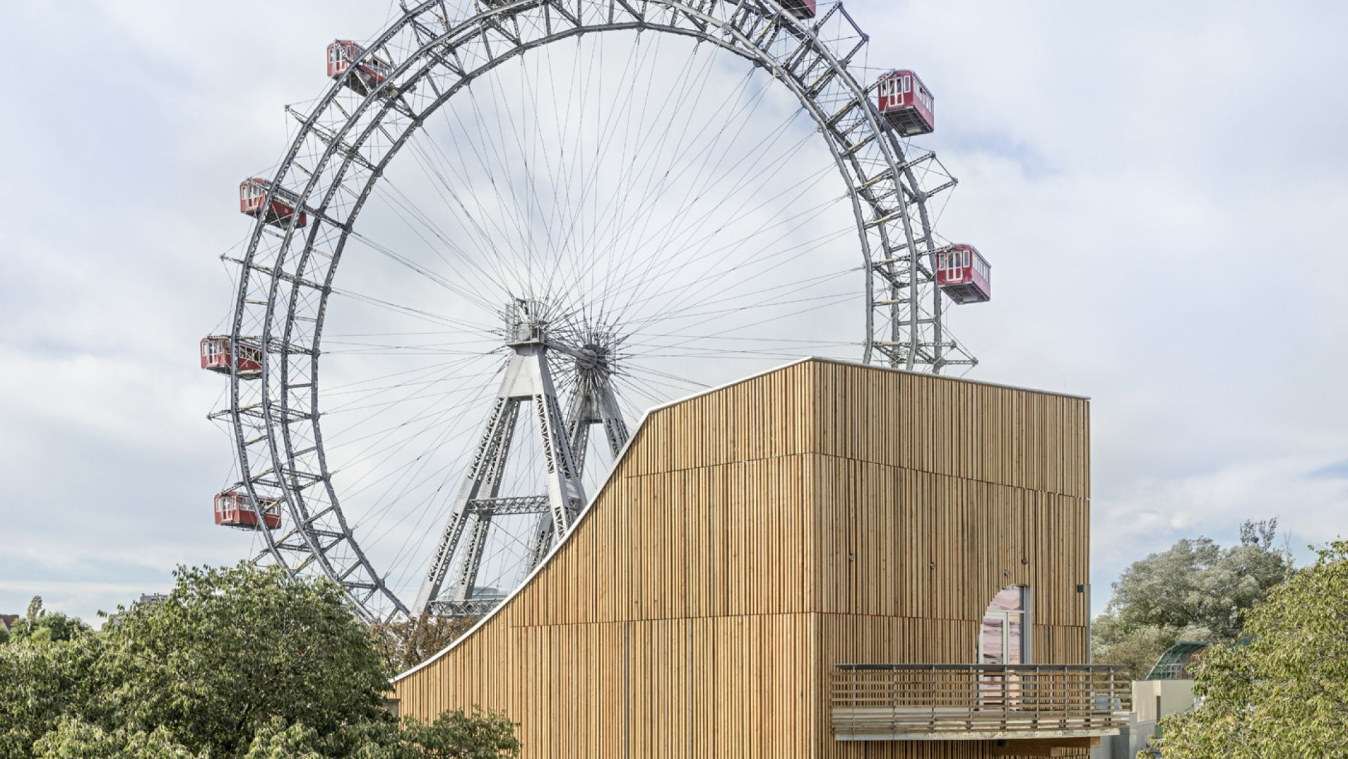 Moderner Museumsbau, im Hintergrund das Riesenrad