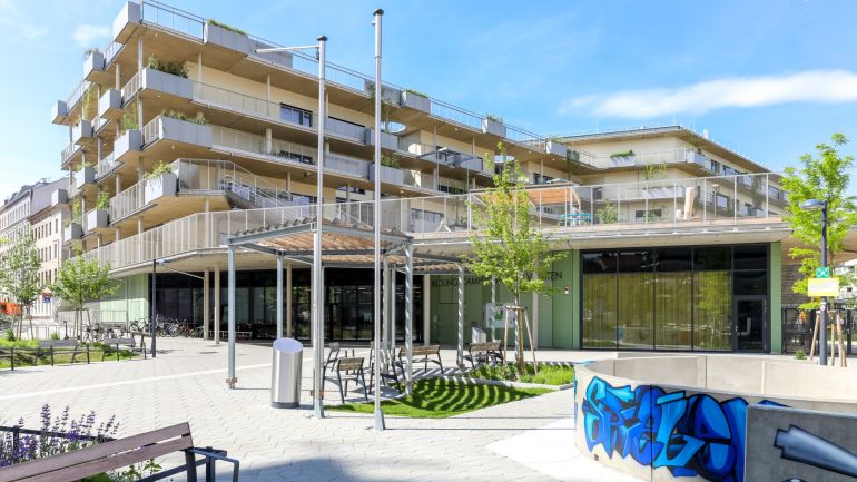 copyright: MA19/Christian Fürthner Modernes Gebäude mit begrünten Außenbereichen und Vorplatz