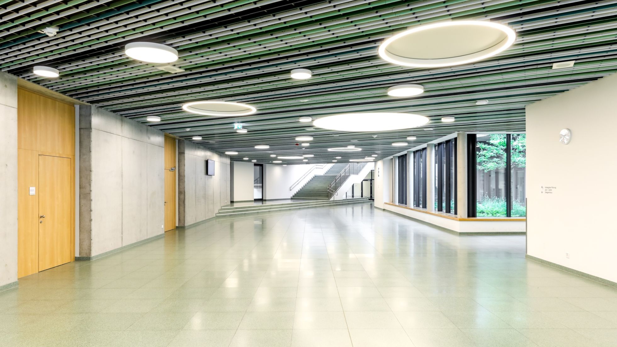 copyright: MA19/Christian Fürthner Breiter Gang mit Glasfassade Richtung Innenhof