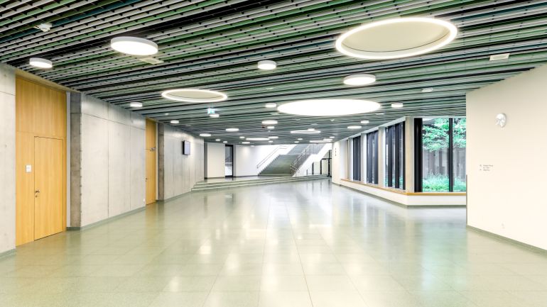 copyright: MA19/Christian Fürthner Breiter Gang mit Glasfassade Richtung Innenhof