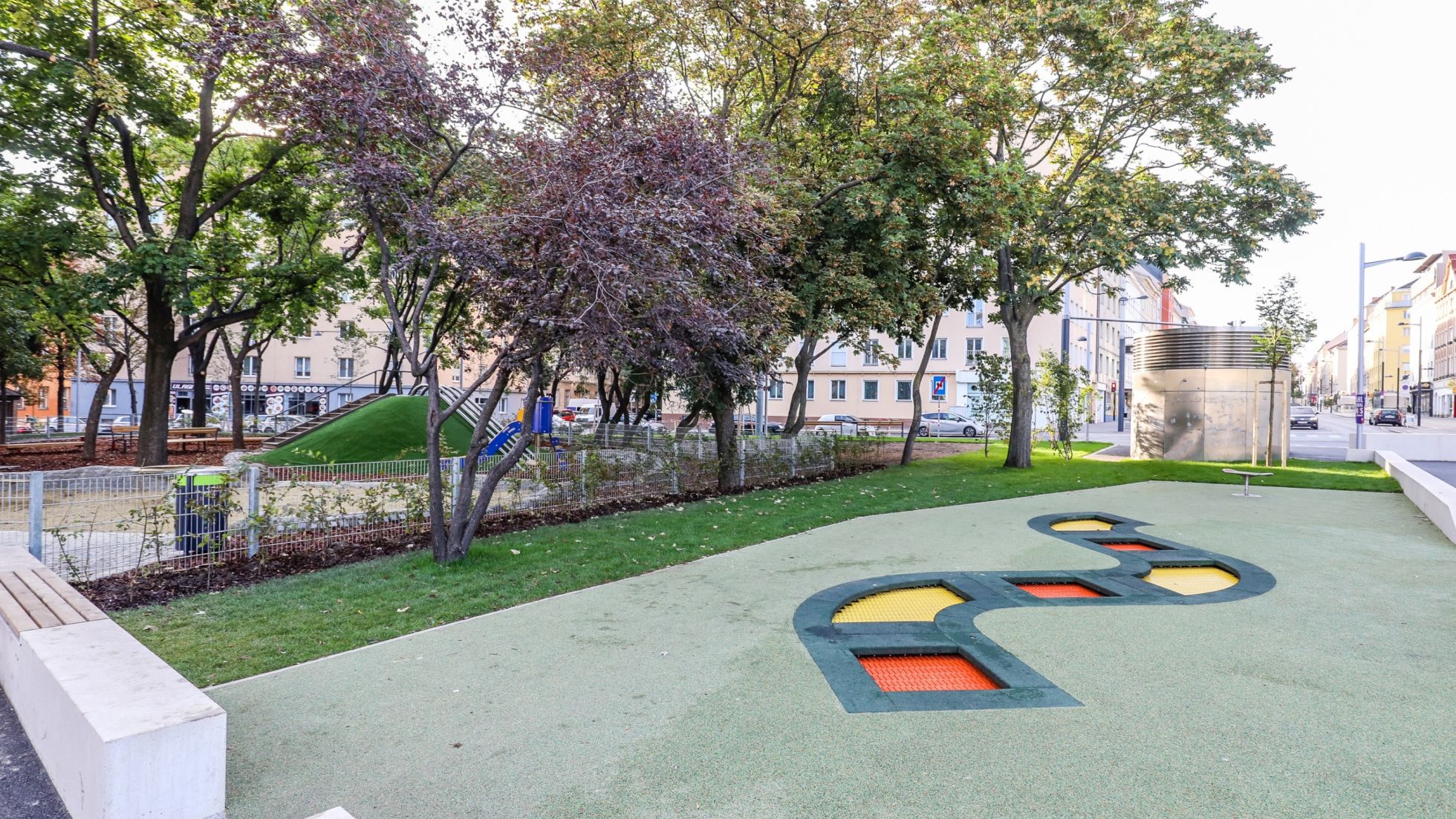 copyright: PID/Christian Fürthner Trampolin mit Bäumen im Hintergrund