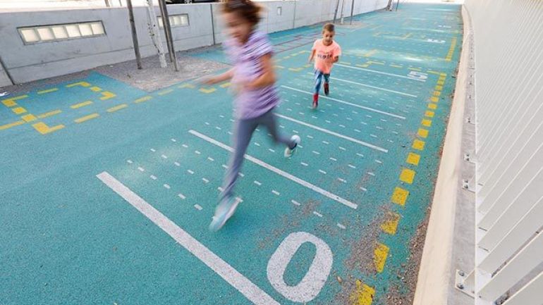 copyright: MA18/Christian Fürthner türkis gefärbter Boden, darauf weiße und gelbe Linien, zwei Kinder springen