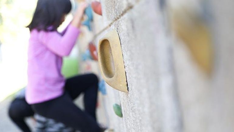 copyright: MA18/Christian Fürthner Detailauschnitt, rechts eine Betonwand mit Kletterelementen, im Hintergrund ein kletterndes Kind