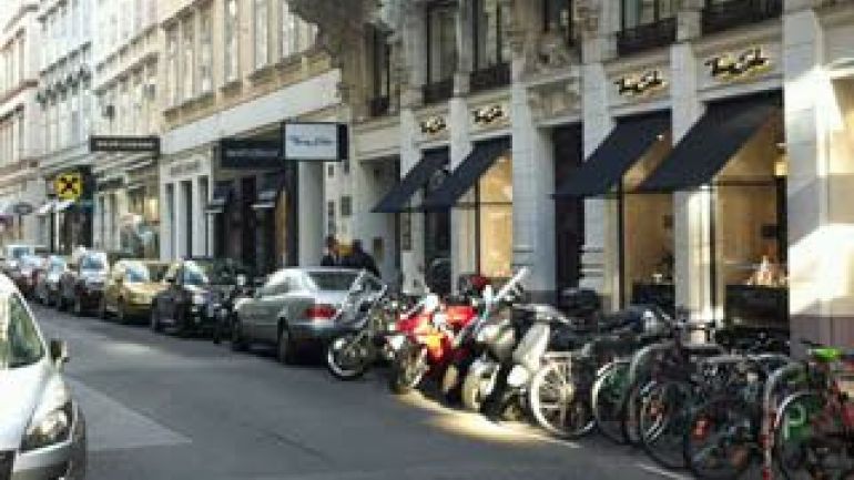 copyright: MA 19 Blick in einen gründerzeitlichen Straßenraum mit Werbeanlagen.