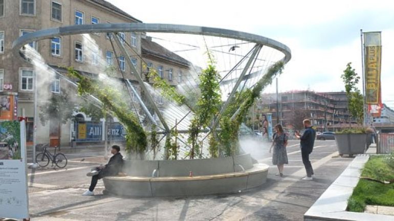 copyright: MA 19 Großen Rundbank unter begrüntem Rankgerüst und kühlendem Sprühnebel