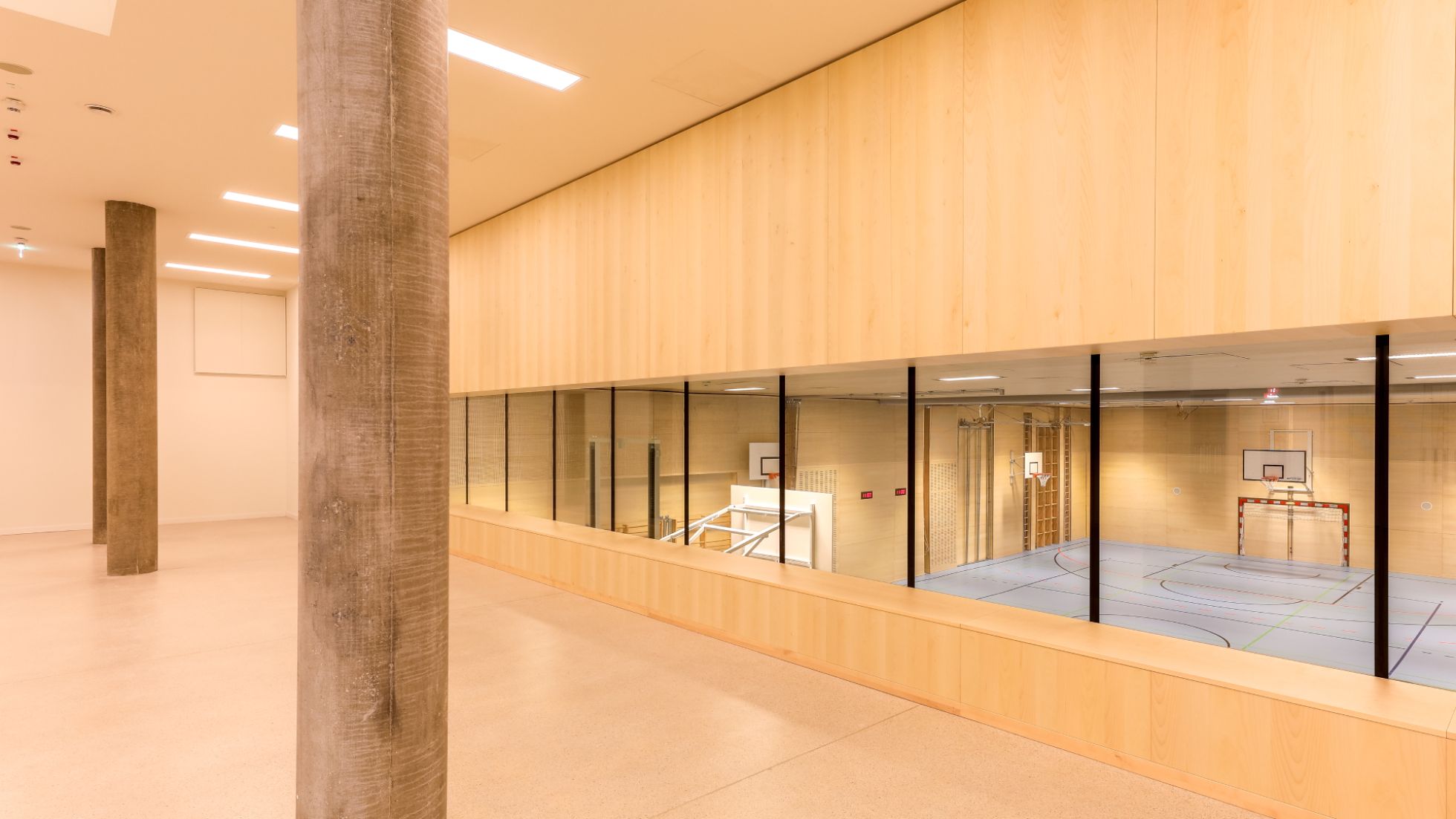 copyright: MA19/Christian Fürthner Aula mit Blick auf Turnsaal, Glas, Holz