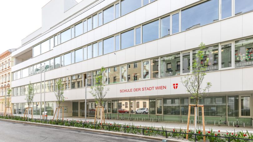 copyright: MA19/Christian Fürthner Modernes, mehrstöckiges Schulgebäude