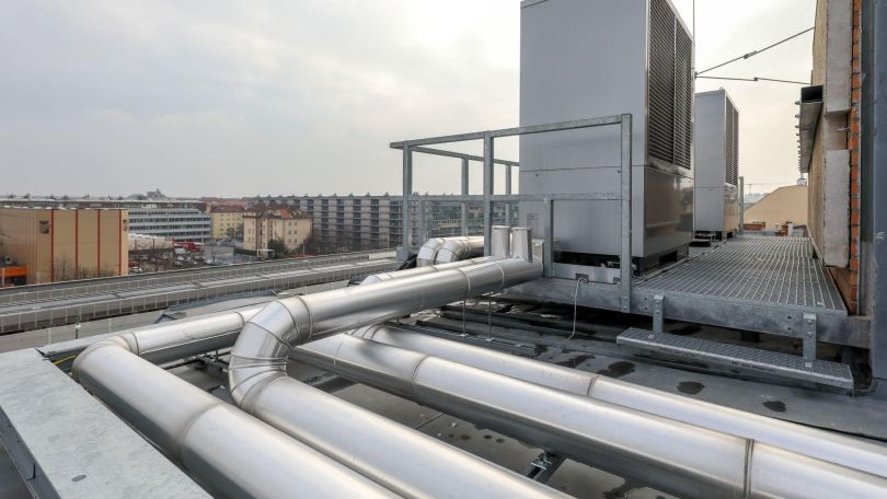 copyright: Stadt Wien - Energieplanung/Christian Fürthner Fernwärme-Rohre auf einem Hausdach