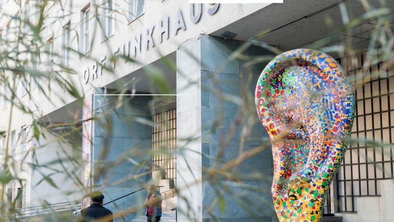 copyright: ORF/Ursula Hummel-Berger Funkhaus, bunte, große Ohr-Skulptur