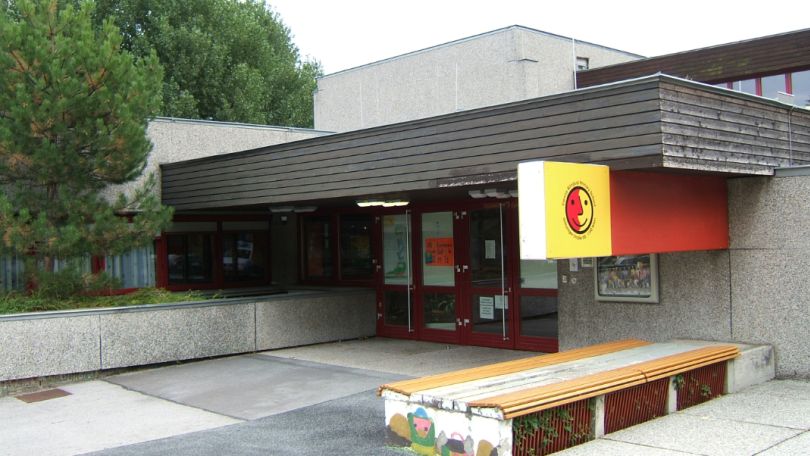 copyright: Erich Schmid Eingangsbereich der Volksschule in der Grinzinger Straße